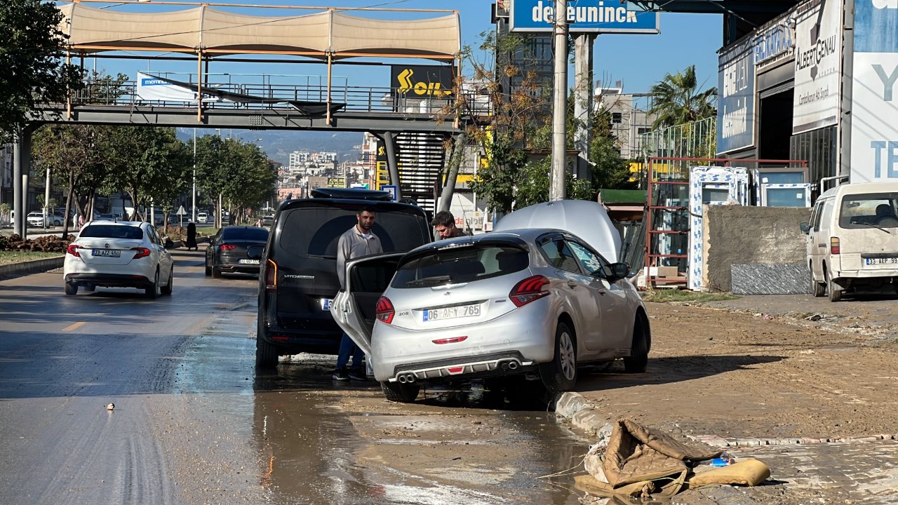 Turuncu kodlu uyarı sonrası 2 gün sağanak vurdu! Mersin’de araçlar sürüklendi, yollar çöktü