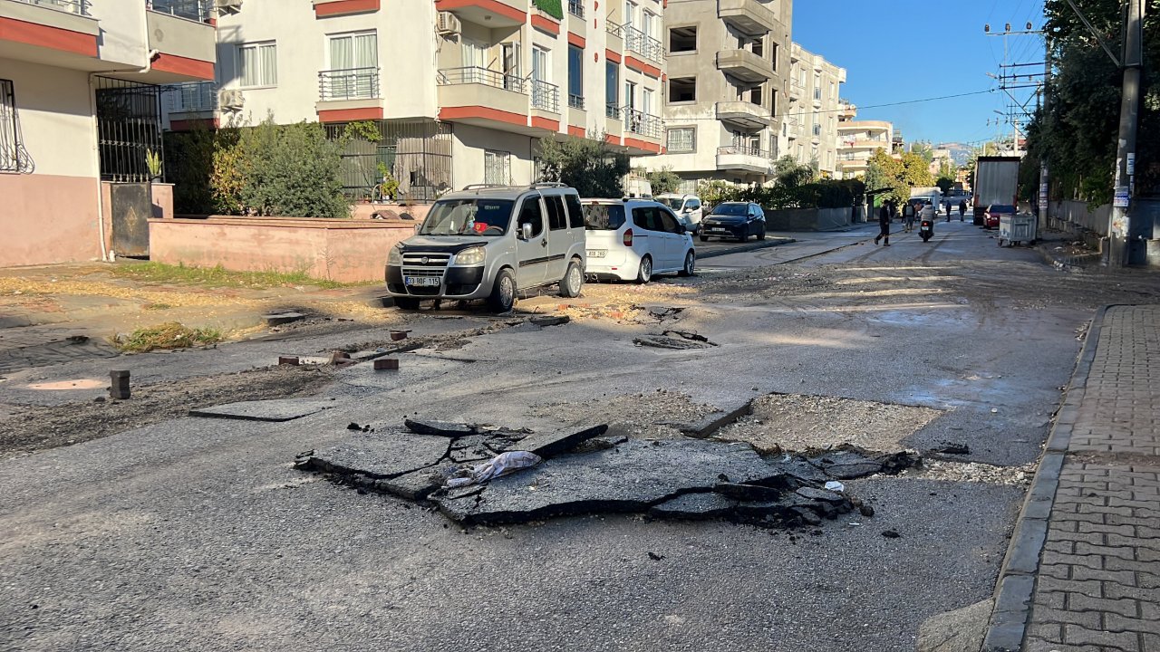 Turuncu kodlu uyarı sonrası 2 gün sağanak vurdu! Mersin’de araçlar sürüklendi, yollar çöktü
