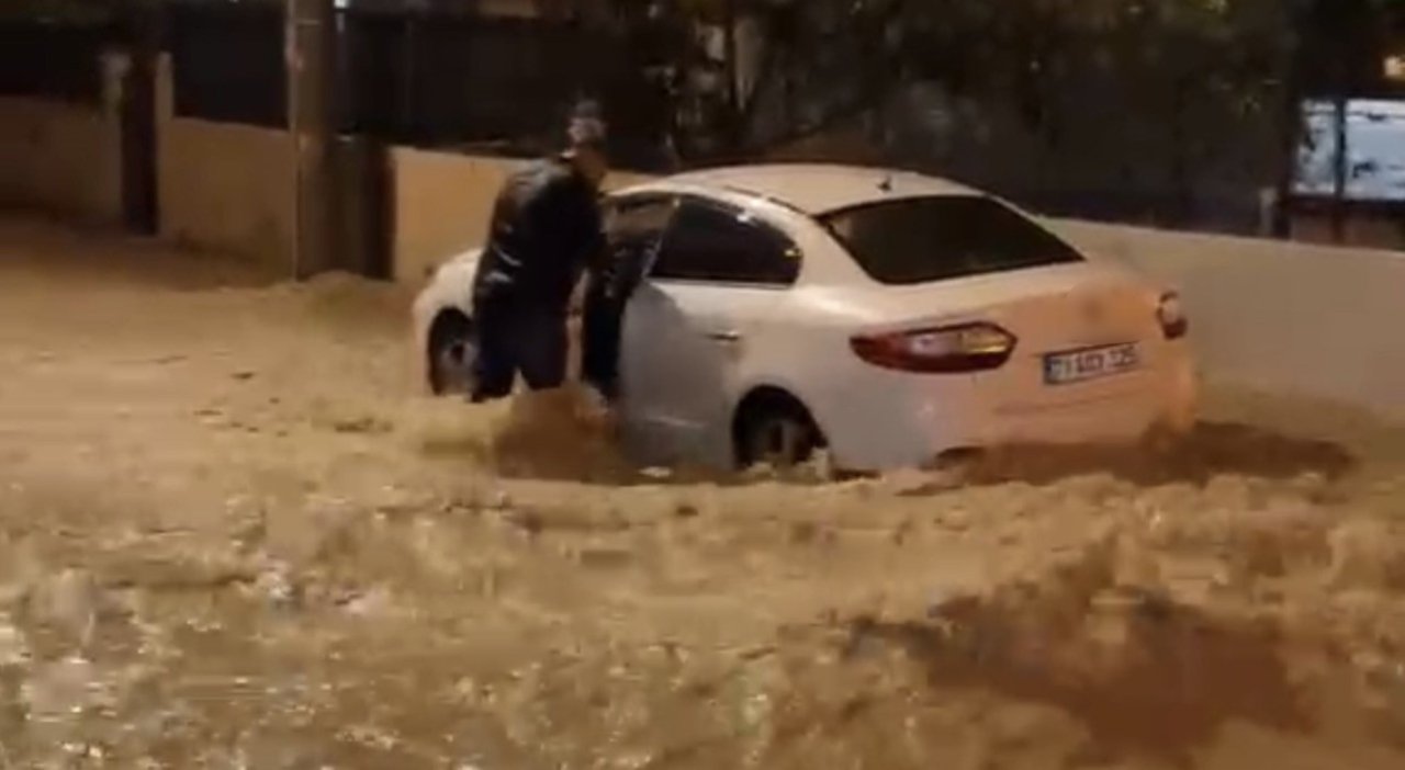 Turuncu kodlu uyarı sonrası 2 gün sağanak vurdu! Mersin’de araçlar sürüklendi, yollar çöktü