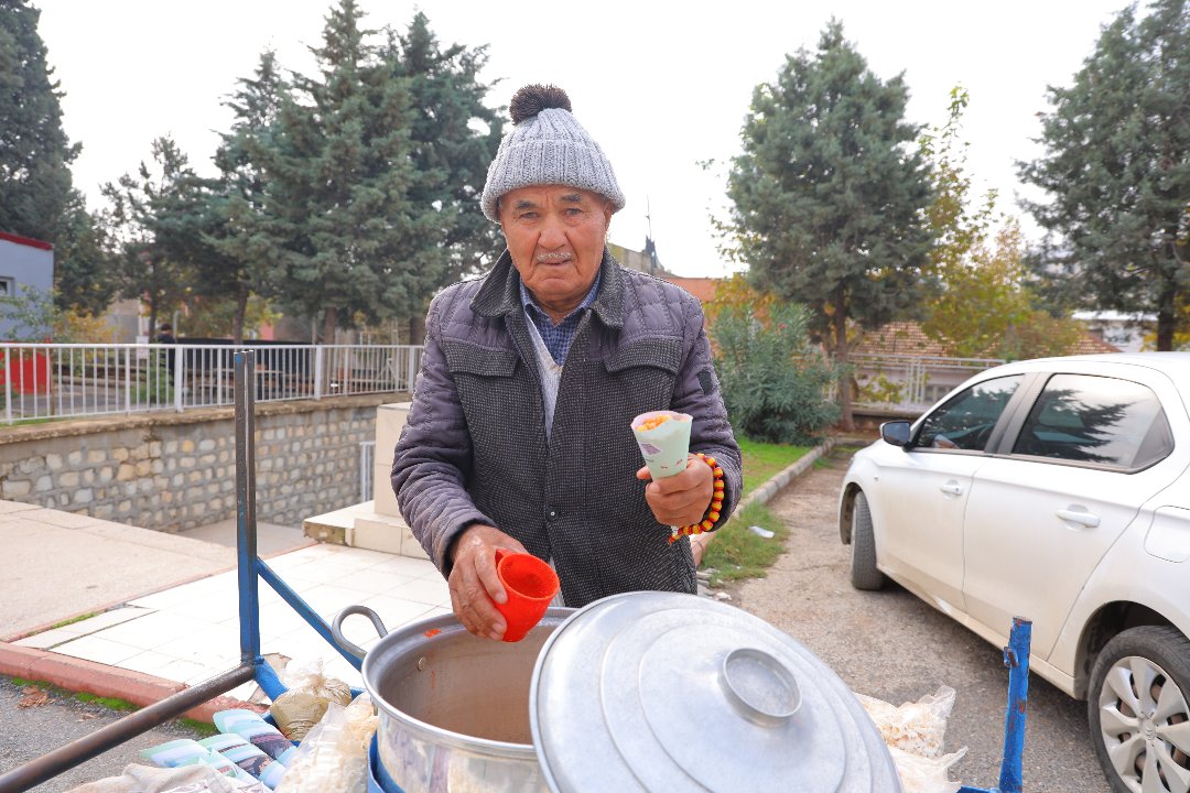6 çocuk büyüttü, 4 katlı ev yaptırdı! 35 yıldır ekmeğini sokaktan çıkarıyor
