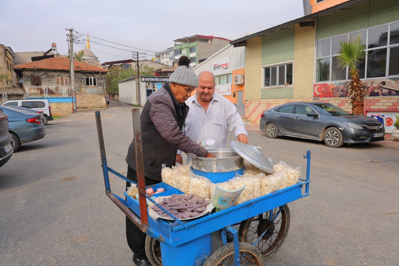 6 çocuk büyüttü, 4 katlı ev yaptırdı! 35 yıldır ekmeğini sokaktan çıkarıyor