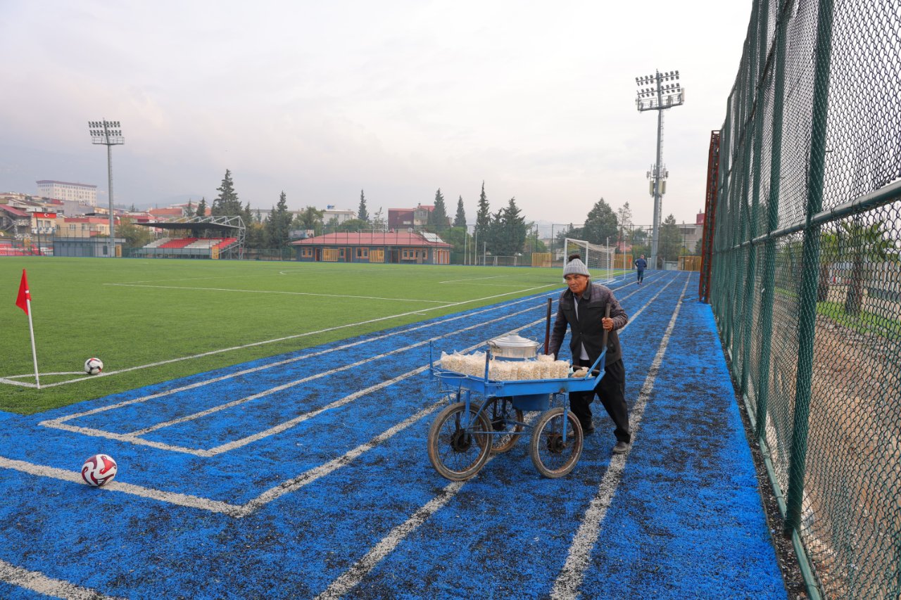 6 çocuk büyüttü, 4 katlı ev yaptırdı! 35 yıldır ekmeğini sokaktan çıkarıyor