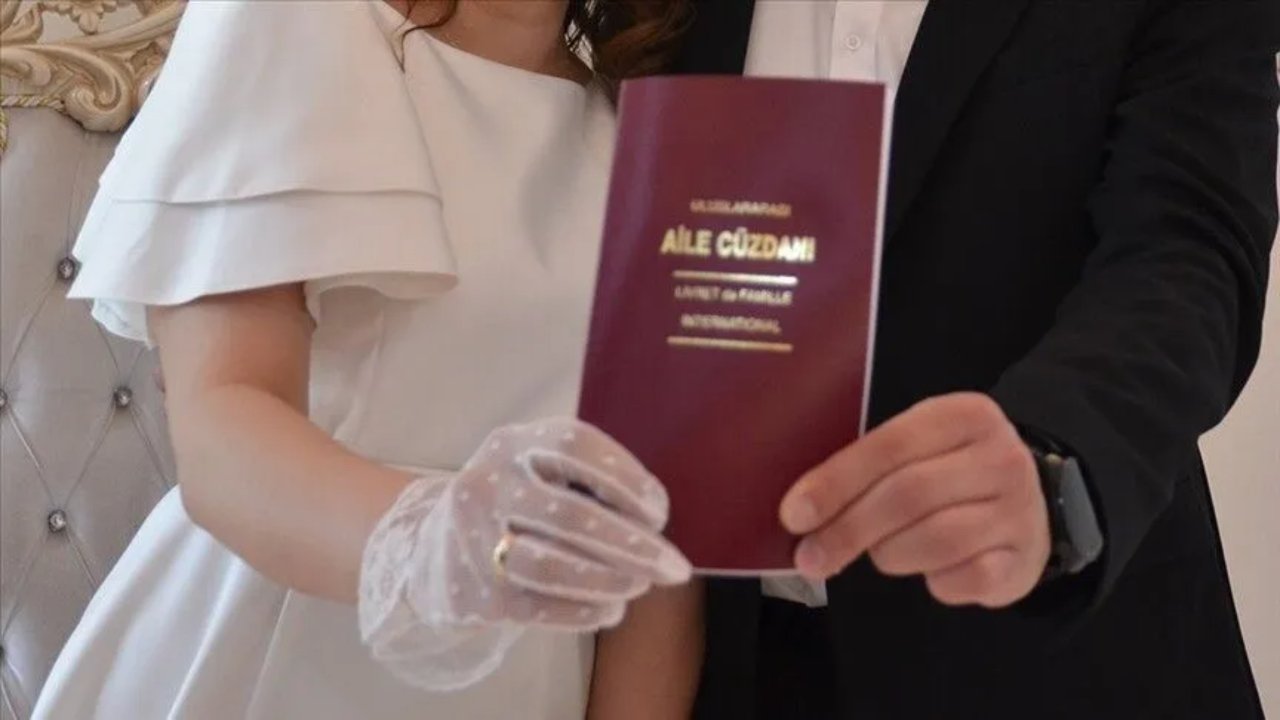 Adım adım borçsuz evlilik rehberi! İşte gençlere altın değerinde püf noktalar: Faizsiz krediden çeyize yardımına...