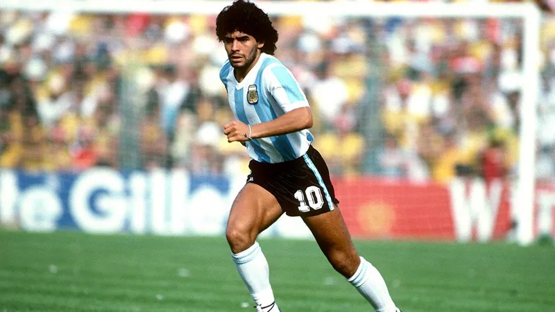 Arjantinli efsane futbolcu Maradona, doğumunun 66. yılında anıldı