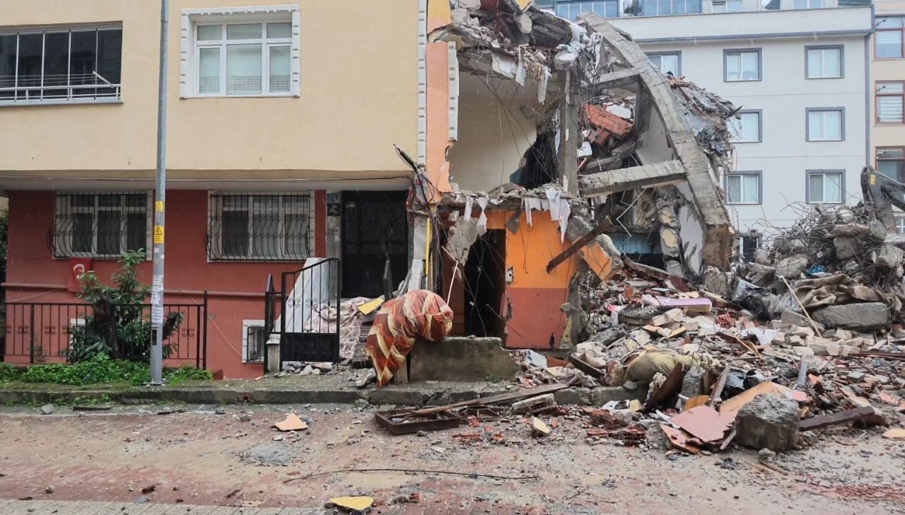 Avcılar'da faciaya ramak kala! Yıkılan bina yan evin salonunu enkaza çevirdi