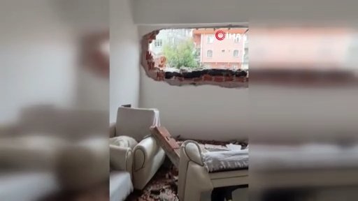 Avcılar'da faciaya ramak kala! Yıkılan bina yan evin salonunu enkaza çevirdi