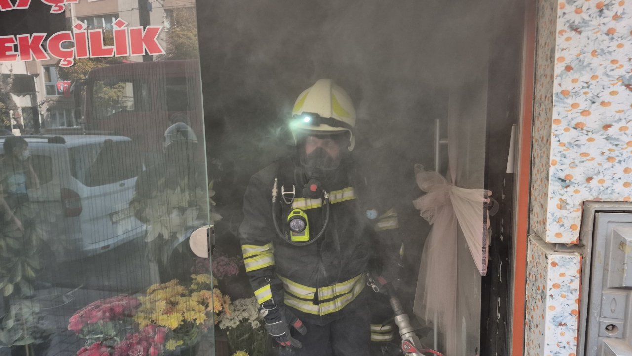 Çiçekçi dükkanında yangın! İşletme sahibi gözyaşlarına boğuldu: Dükkanım gitti