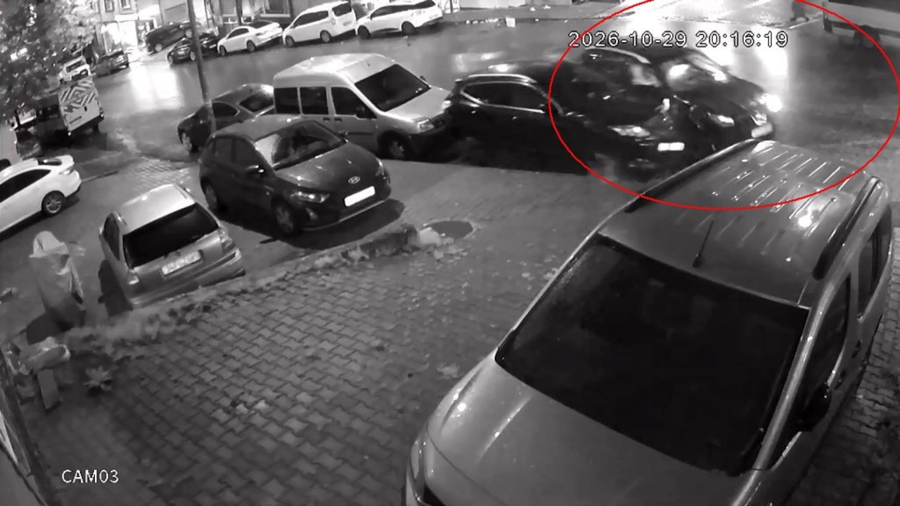 Esenyurt'ta yokuş aşağı kayan araç park halindeki otomobillere çarptı! O anlar kamerada