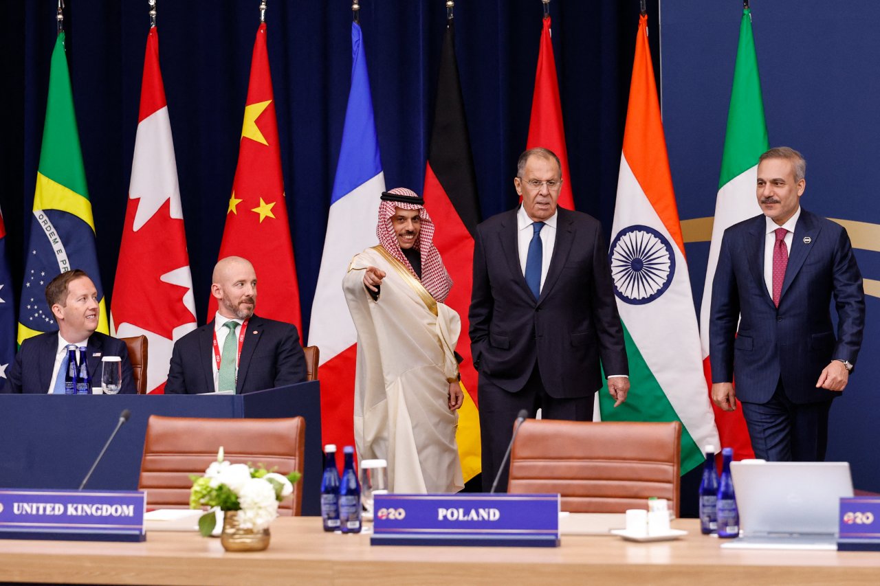G20'de ‘aile fotoğrafı’ krizi! Avrupalı bakanlar Lavrov'la aynı kareye girmedi