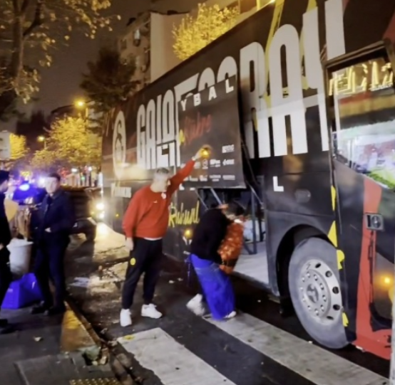 Galatasaray otobüsünde şaşırtan görüntü: Patates ve soğanları yüklediler