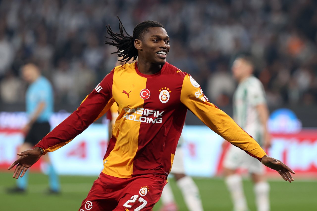Penaltı atışında topu filelerle buluşturan Rafael Leao, Galatasaray formasıyla ilk golünü kaydetti.