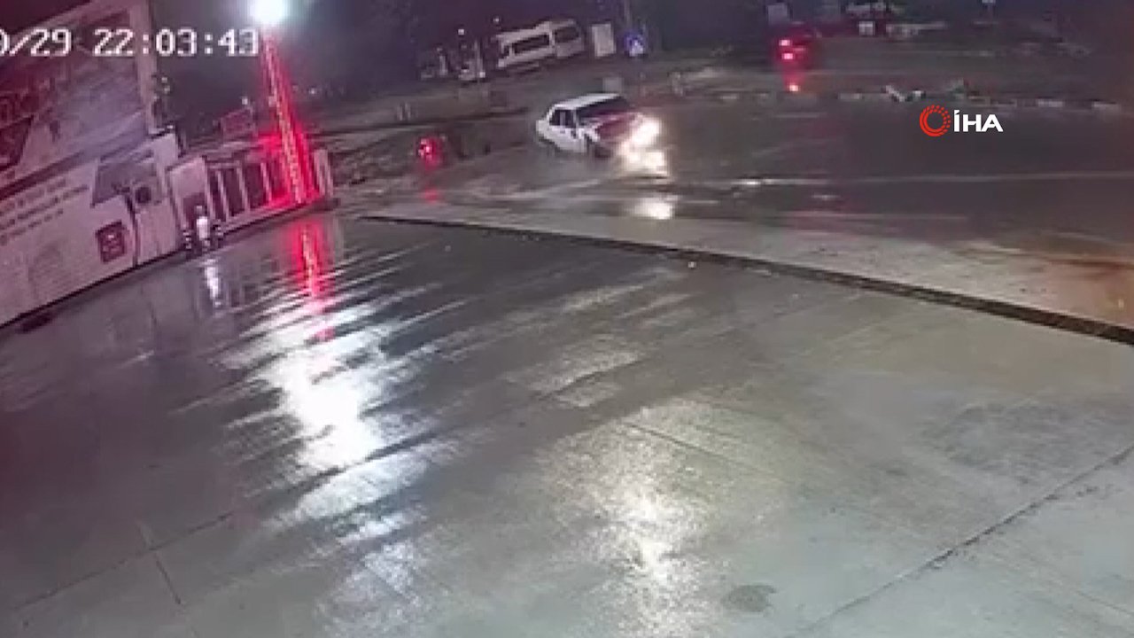 Hatay'da su birikintisinde fren yapan otomobil zincirleme kazaya sebep oldu! O anlar kamerada