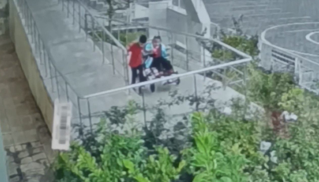 Herkes yağmurdan kaçarken o arkadaşına koştu! Küçük Yusuftan yürek ısıtan hareket