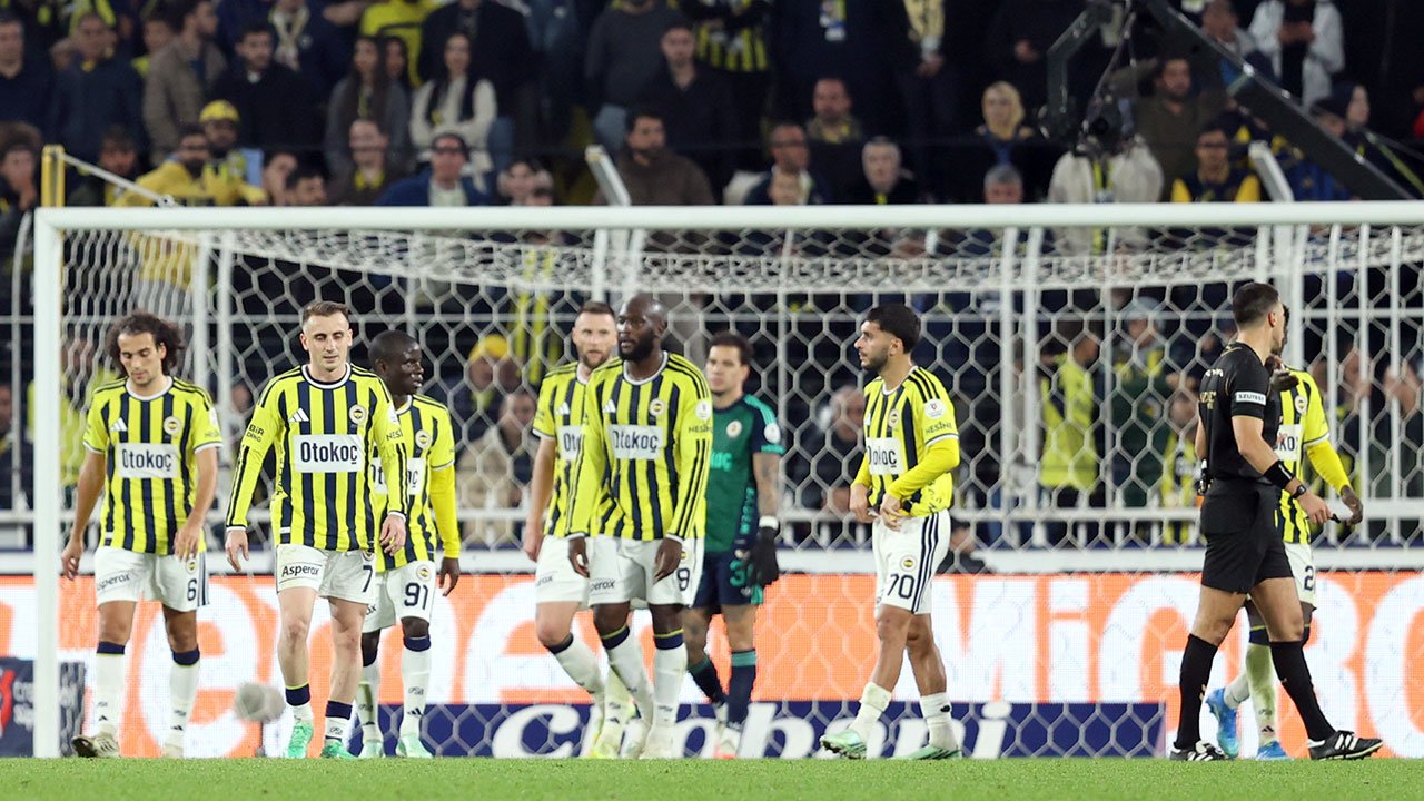Kadıköy'de 'yönetim istifa' tezahüratları