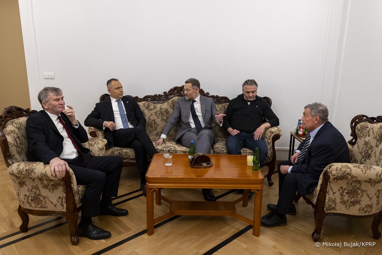 Polonyada Anayasa Mahkemesi krizi! Cumhurbaşkanı Nawrocki ile hâkim arasında arbede