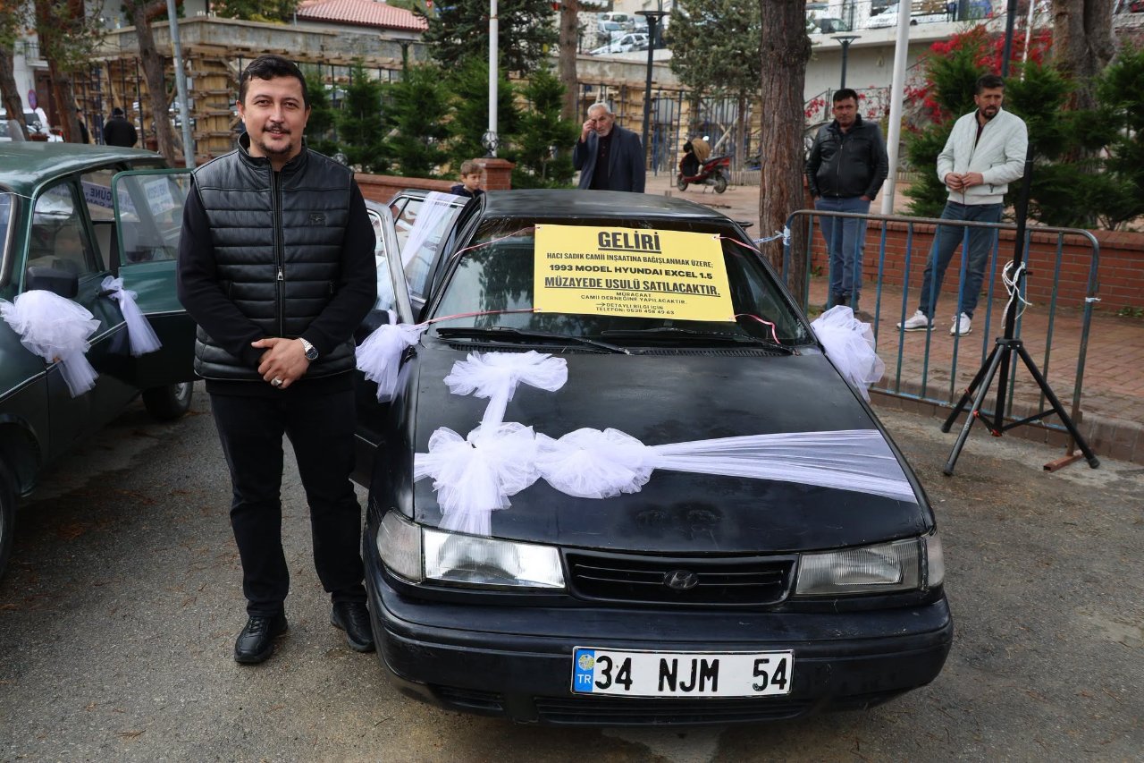Renault 12 ve Hyundai Excel! Cami inşaatı için açık artırmaya çıkan 2 otomobil 410 bin liraya satıldı