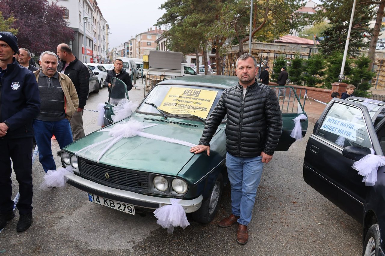 Renault 12 ve Hyundai Excel! Cami inşaatı için açık artırmaya çıkan 2 otomobil 410 bin liraya satıldı