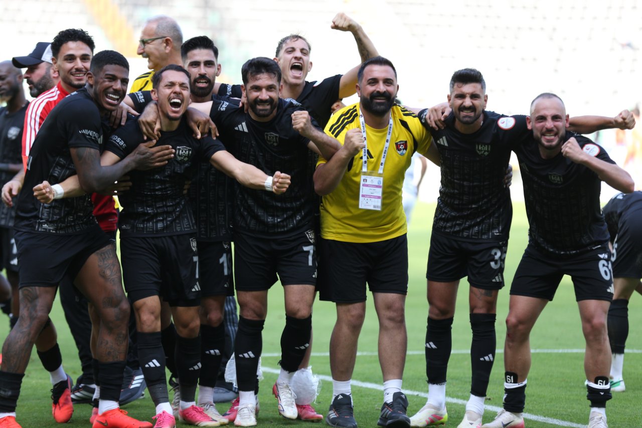 Vansporlu oyuncuların galibiyet sevinci