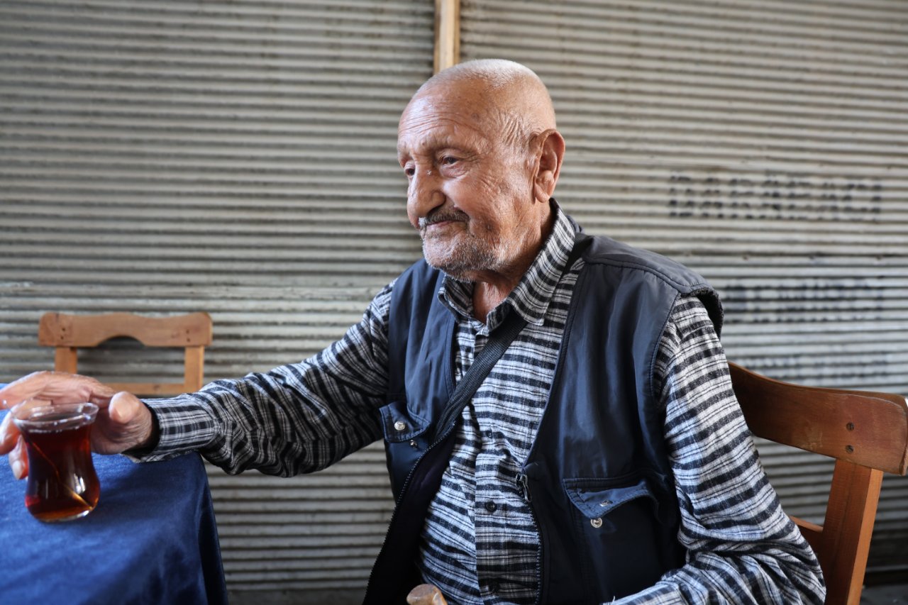 86 yaşında, yılda bir kez doktora gidiyor! “Ağrıyan yerim yok” diyen Bayram dedenin sağlık sırrı çok basit