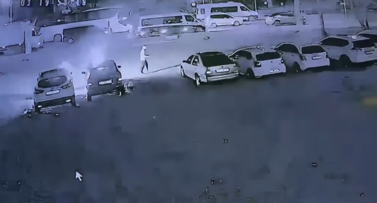 Benzin bidonlu saldırı kamerada! Galeriye girdi, araçları sıra sıra yaktı, kundaklama anı kamerada
