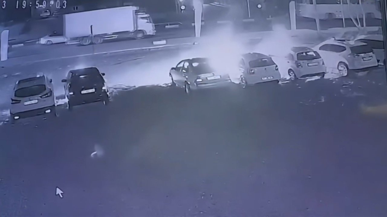 Benzin bidonlu saldırı kamerada! Galeriye girdi, araçları sıra sıra yaktı, kundaklama anı kamerada