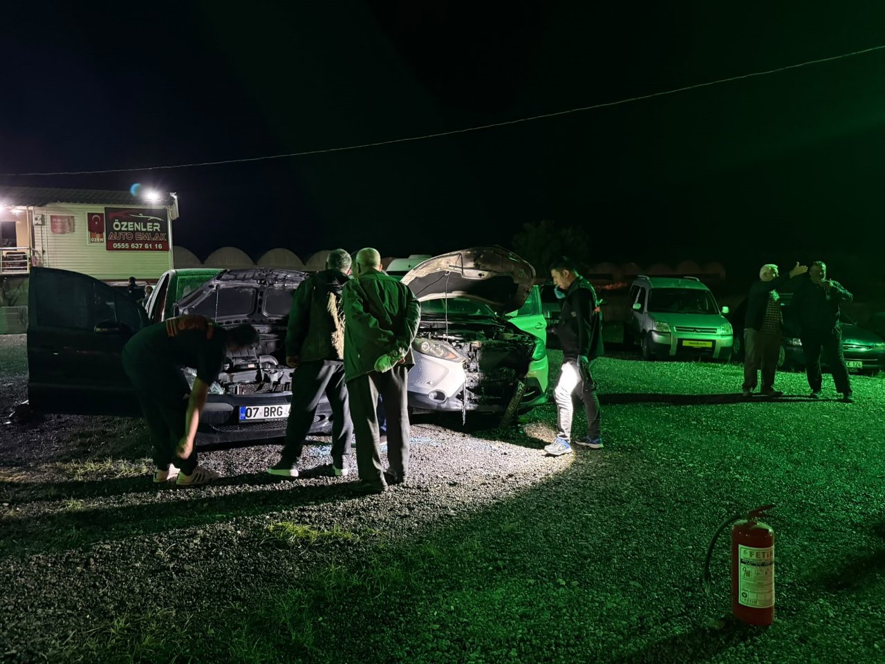 Benzin bidonlu saldırı kamerada! Galeriye girdi, araçları sıra sıra yaktı, kundaklama anı kamerada