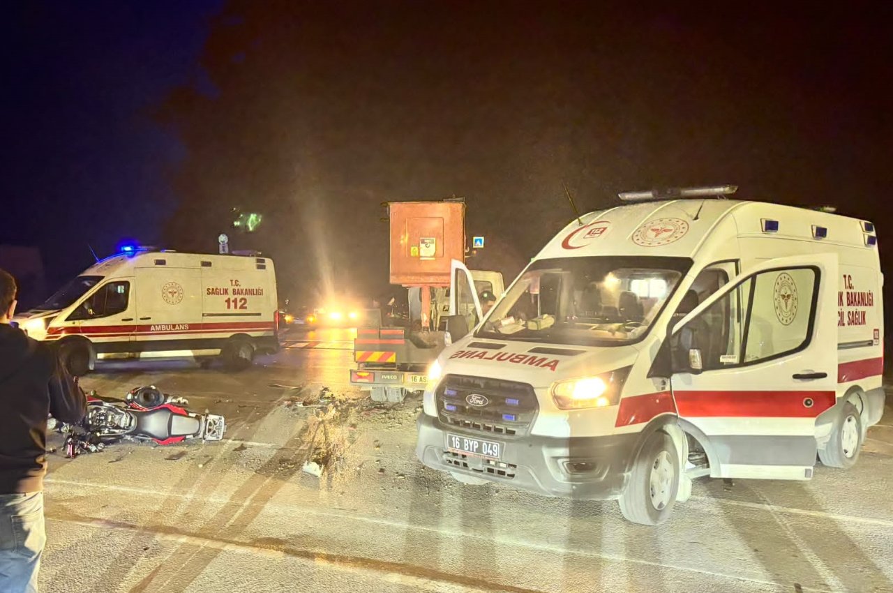 Bursa'da feci kaza: Kamyonetle çarpışan motosikletli öldü