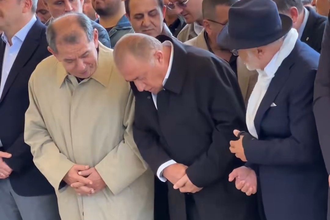 Fatih Terim ne yapacağını şaşırdı: Cenaze namazında ayakkabısı parçalandı