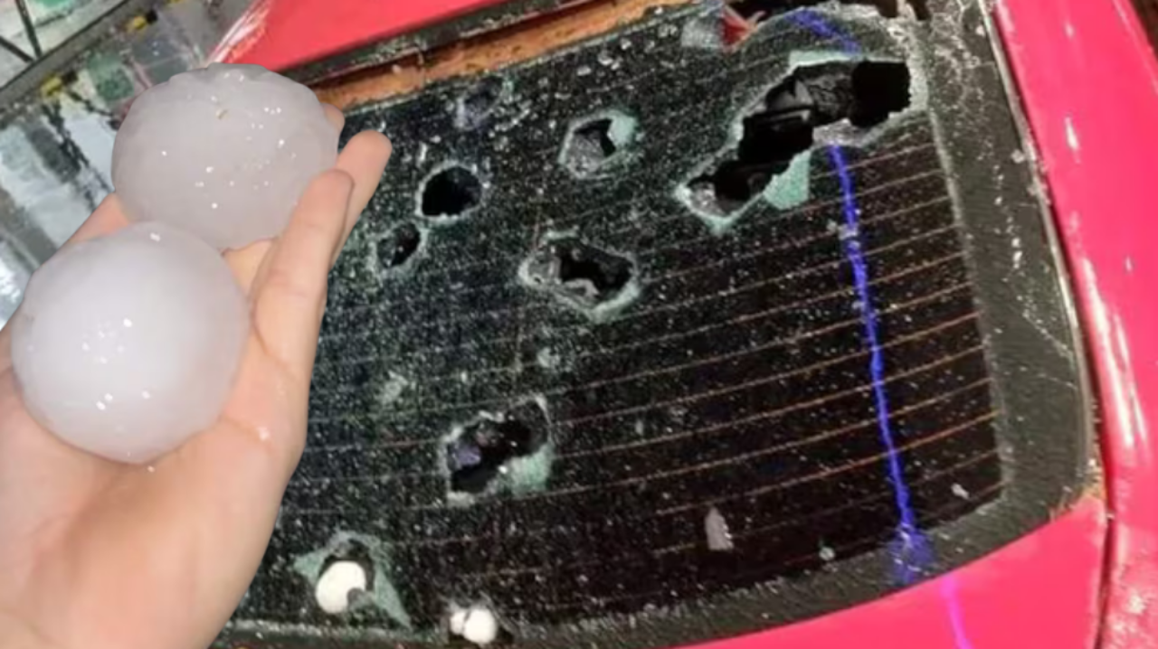 Gökten taş gibi yağdı! Milyon dolarlık araçları hurdaya çevirdi