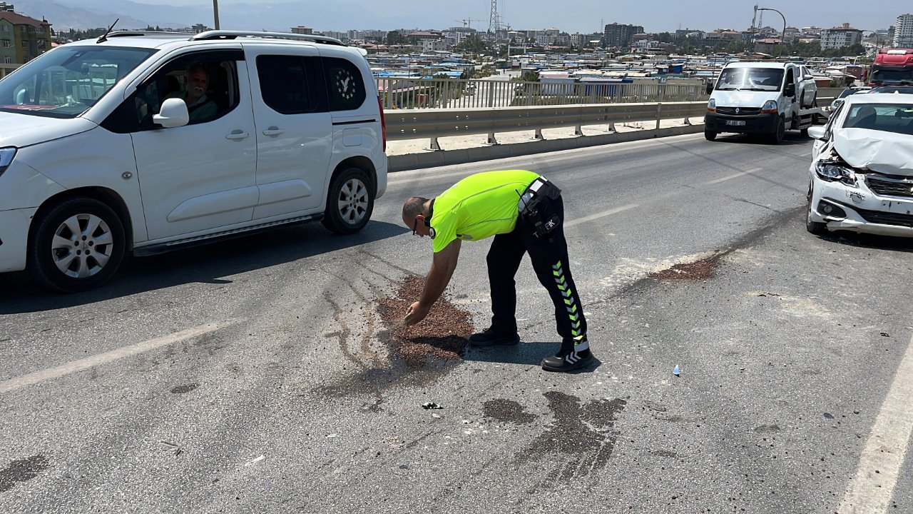 Kaza yerinde polisten takdir toplayan hareket! Yağ dökülen yola avuç avuç kum taşıdı