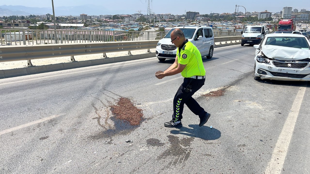 Kaza yerinde polisten takdir toplayan hareket! Yağ dökülen yola avuç avuç kum taşıdı