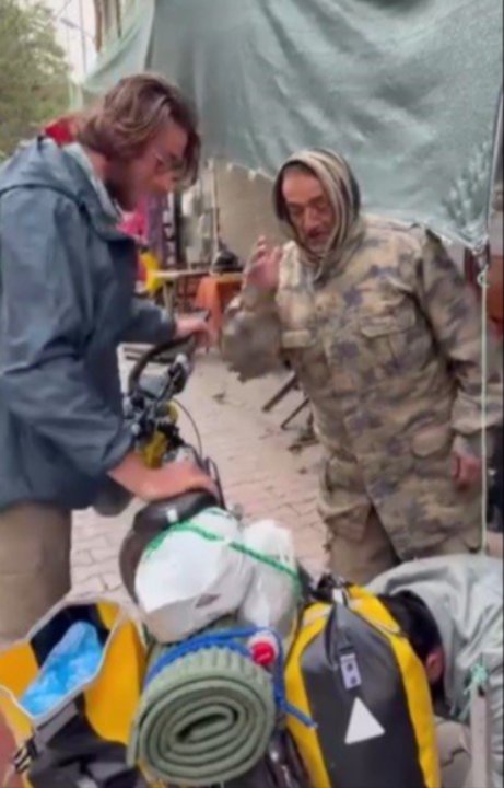 Köyde Fransız kaldı! Çay ocağında imdadına yetiştiler