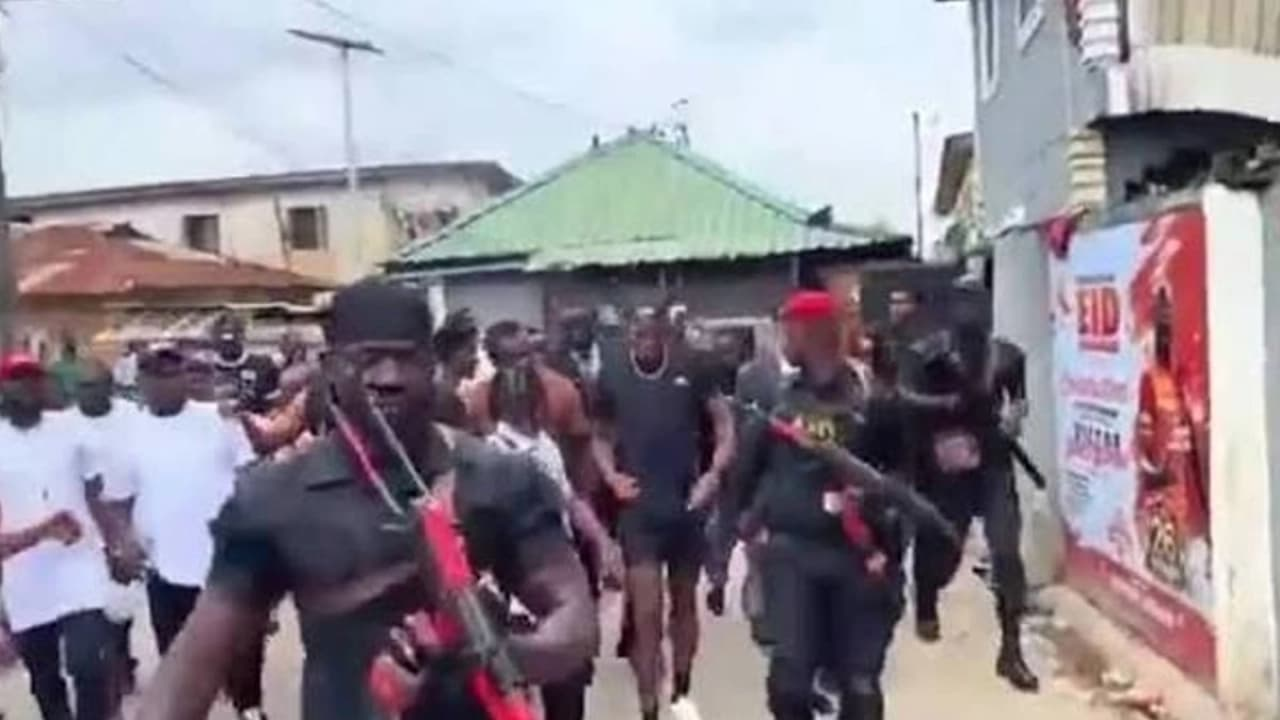 Osimhen’in memleket ziyaretinde dikkat çeken görüntü: Etrafını korumalar sardı