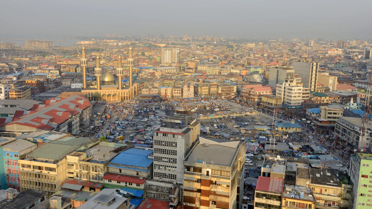 Osimhen, çocukluğunun geçtiği Lagos'taki Olusosun Mahallesi'ni ziyaret etti