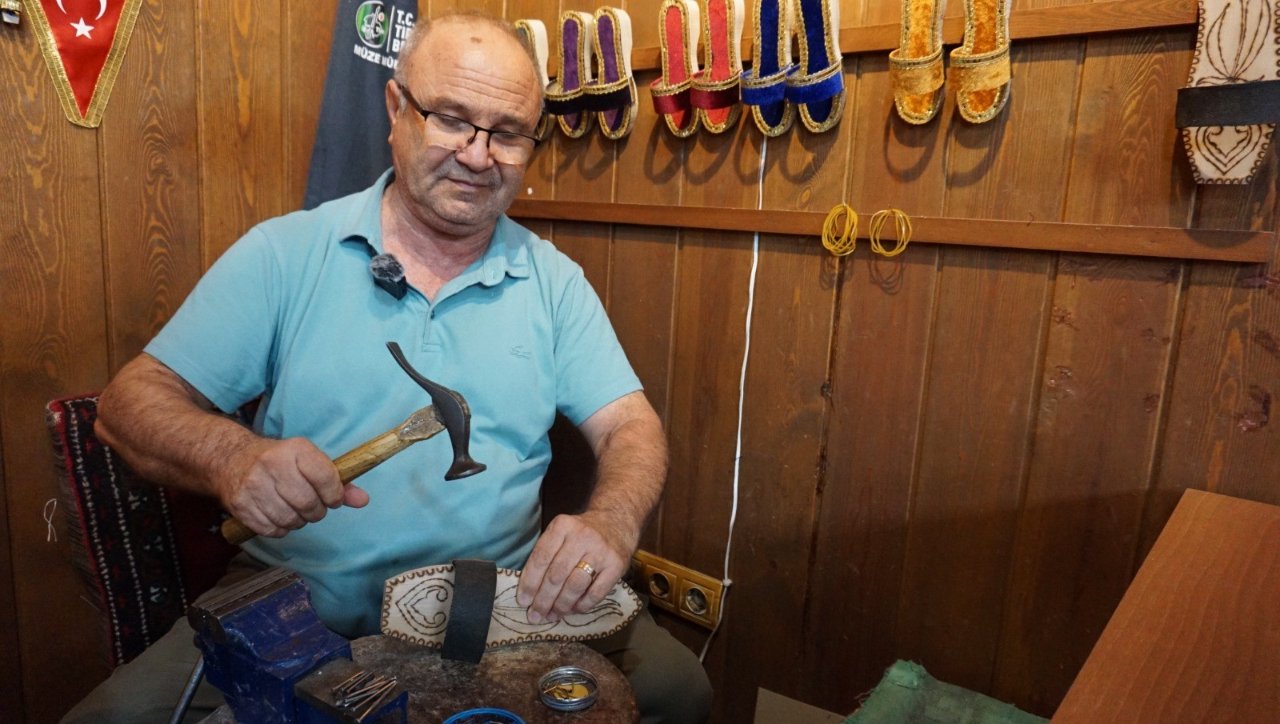 Renkleri özel mesaj taşıyor! Takunya tarihe karışıyor, geleneği bir usta yaşatıyor