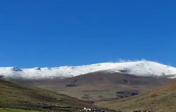 Sezonun ilk karı düştü! Ardahan'ın dağları beyaz örtü ile kaplandı