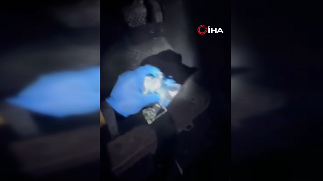 Şüpheli araçtan ‘zula düzeneği’ çıktı! Parfüm kapağı şeklinde mıknatıs, 56 bin 200 TL, 200 dolar…