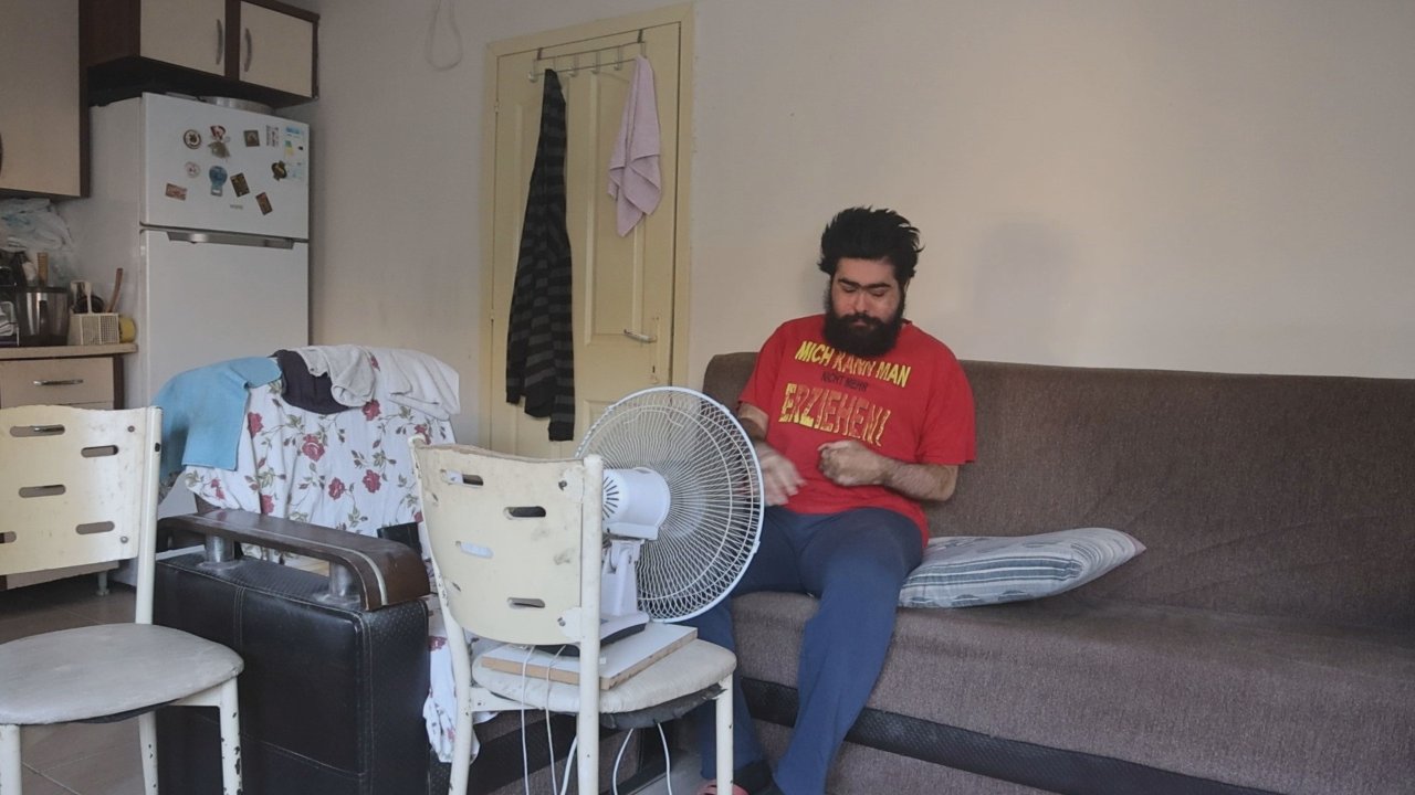 Telefon bağımlısı Barış eski hayatına döndü! Tişörtündeki mesaj her şeyi özetliyor