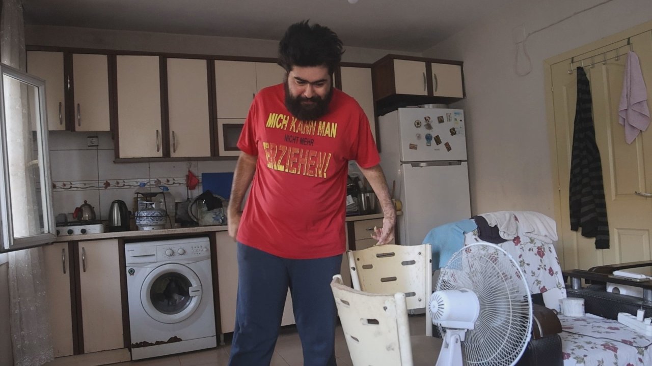 Telefon bağımlısı Barış eski hayatına döndü! Tişörtündeki mesaj her şeyi özetliyor