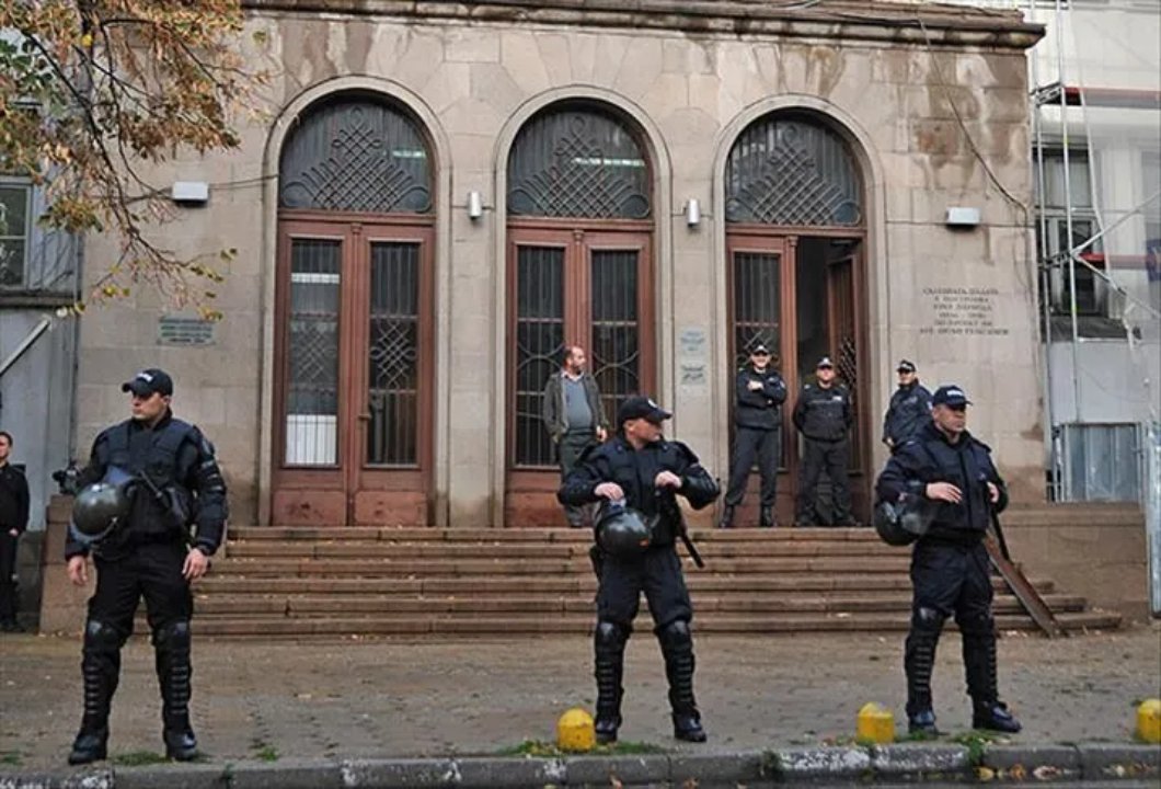 Komşuda bomba paniği! Peş peşe ihbarlar sonrası binalar tahliye edildi