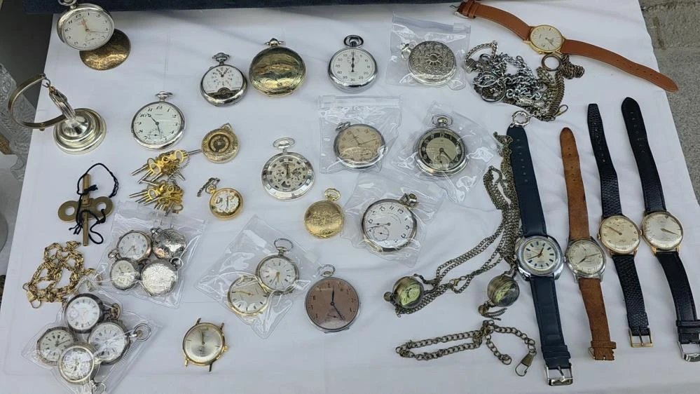 Evde yer kalmayınca sokağa çıktı! Cep saati tutkusu hastalığa dönüştü