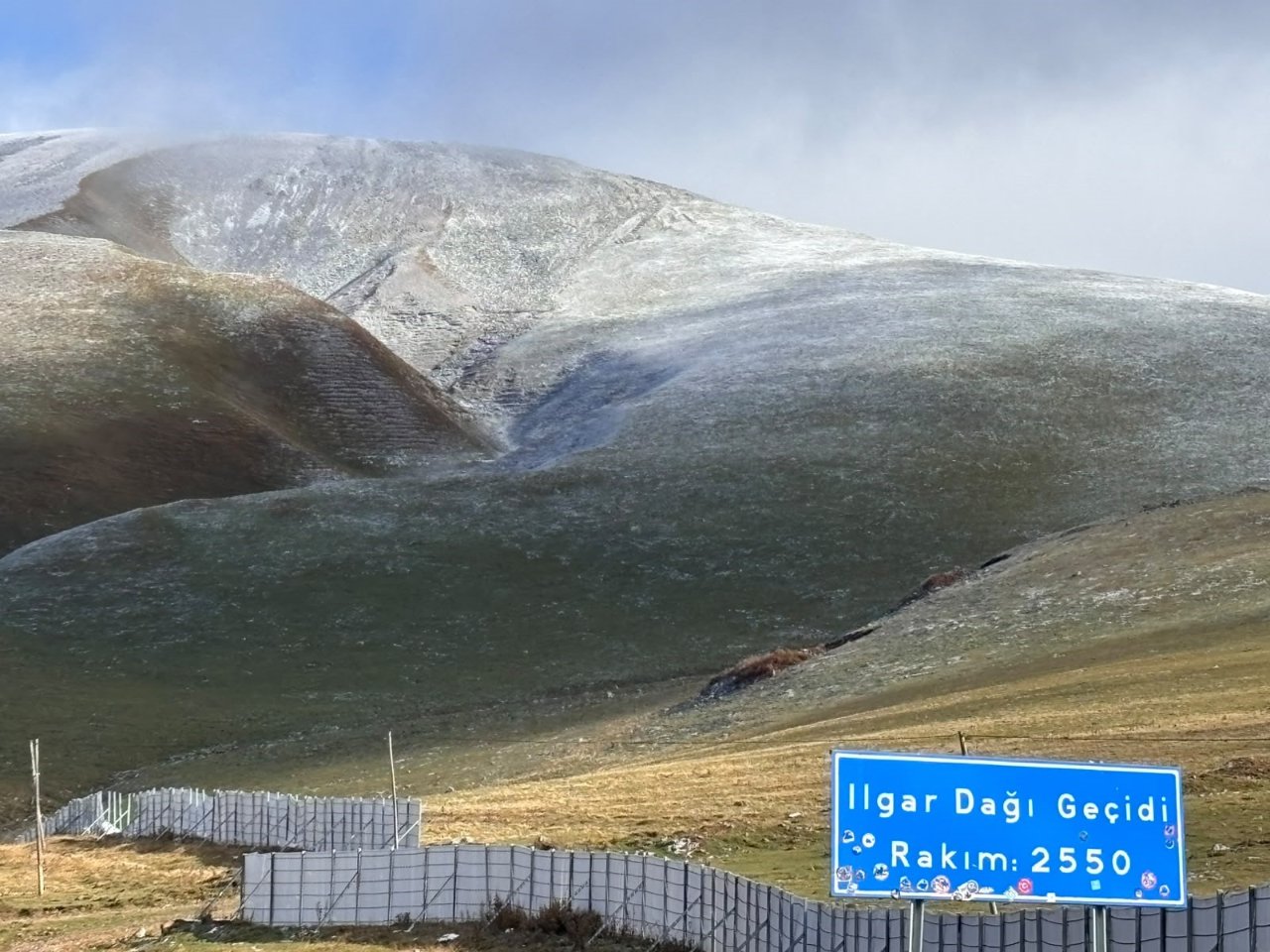 Ilgar Dağı beyaza büründü: Kar ve tipi sürücülere zor anlar yaşattı