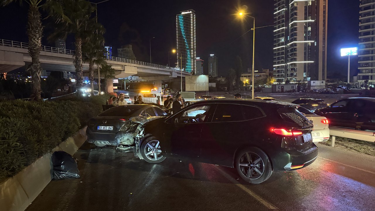 İzmir'de zincirleme kaza: 8 araç birbirine girdi
