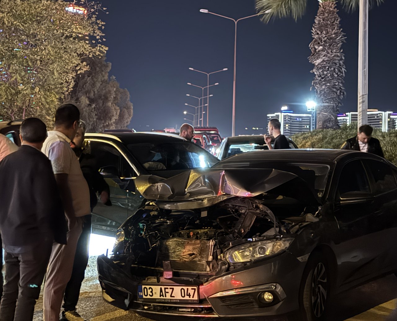 İzmir'de zincirleme kaza: 8 araç birbirine girdi