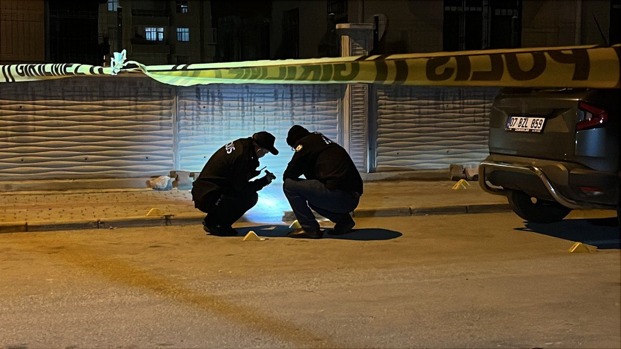 Konyada bir kişi boşanma aşamasındaki eşini silahla vurarak öldürdü