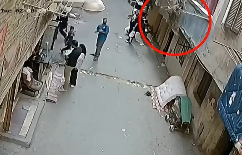 Mısır'da korku dolu anlar! İkinci kattan düşen çocuğu havada yakaladı