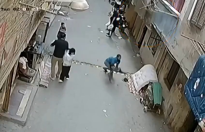 Mısır'da korku dolu anlar! İkinci kattan düşen çocuğu havada yakaladı