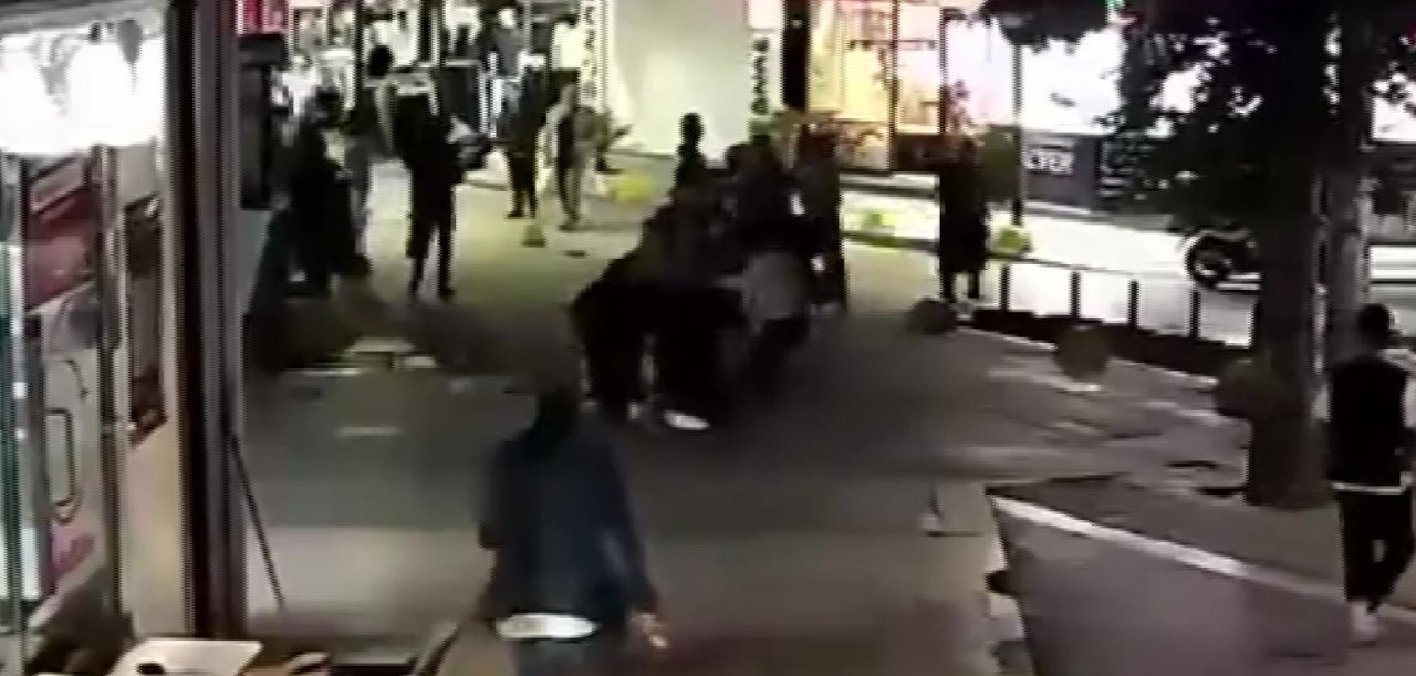 Okul kavgası sokağa taştı! Kalabalık grup anne ve kızını sokak ortasında böyle darbetti