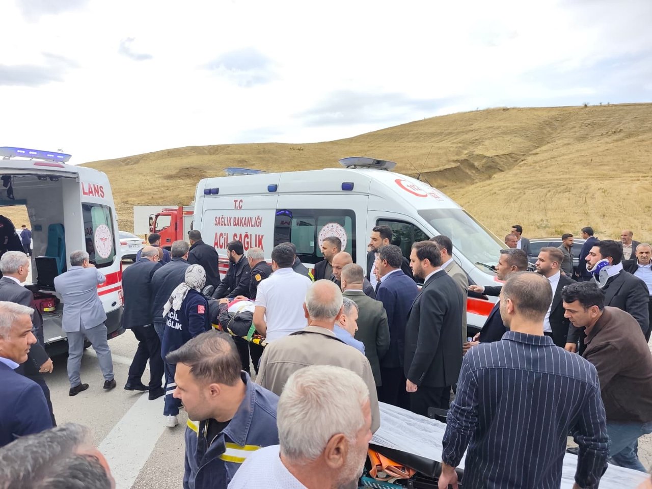 Palu Belediye Başkanı’nın konvoyunda zincirleme kaza: Yaralılara milletvekili müdahale etti
