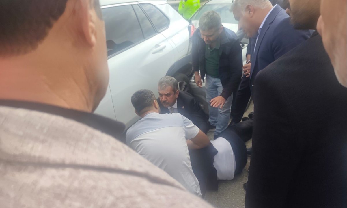 Palu Belediye Başkanı’nın konvoyunda zincirleme kaza: Yaralılara milletvekili müdahale etti